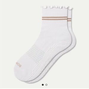 NWT Bombas Studio Gripper Quarter Ruffle Socks - White Size Small (4-7.5)